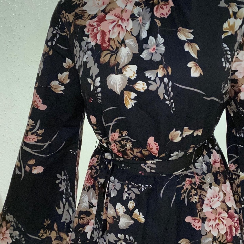 Backless floral mini dress with long bell sleeves - Picture 1 of 7